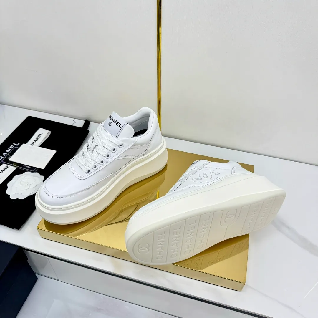 👟👟Ex-factory price 600👟👟 Upgraded version, upgraded version, upgraded version! No rebuttal accepted! ! ! ! Chanel Chanel panda shoes! 2025 counter's top casual sports shoes. This classic design; the upper is electro-embroidered with a variety of techniques; the outsole is fashionable and sporty; the unusual inclusion of a variety of color matching elements... The diversified mix and match is very good-looking and versatile, and can be used for leisure, fashion, sports, and outdoor... ꫛꫀꪝ Go➫ Materials: ❶Upper made of: original imported first-layer silk cowhide + original waterproof cloth + original first-layer cowhide ❷Inner lining: Original Yangli+Net ❸Outsole based on: Original TPU combination outsole Counter boutique packaging complete set for women 35–41 👉 👉 👉 👉 👉
